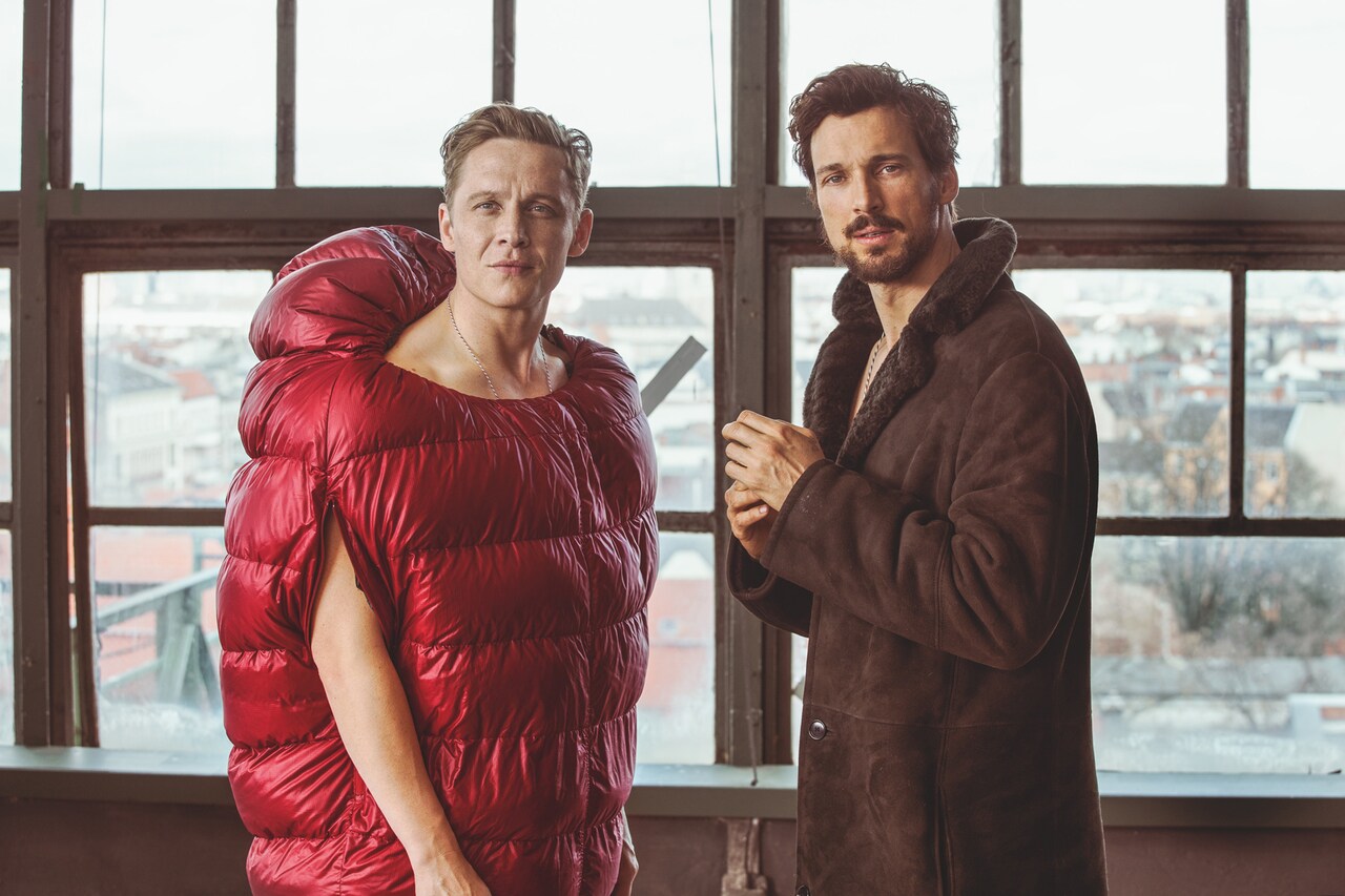 これが俺のニューノーマルだ！寝袋で出社する「100日間のシンプルライフ」新映像