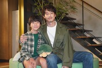 左から込江大牙、坂口健太郎。