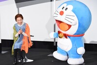 左から宮本信子、ドラえもん。