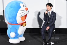 妻夫木聡（右）のアドバイスを聞くドラえもん（左）。