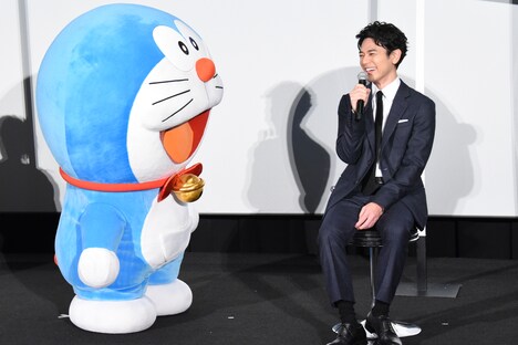 左からドラえもん、妻夫木聡。