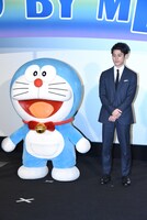 左からドラえもん、妻夫木聡。