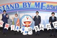 映画「STAND BY ME ドラえもん 2」の初日舞台挨拶の様子。左から羽鳥慎一、宮本信子、ドラえもん、妻夫木聡、バカリズム。