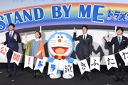 「STAND BY ME ドラえもん2」初日舞台挨拶の様子。左から羽鳥慎一、宮本信子、ドラえもん、妻夫木聡、バカリズム。