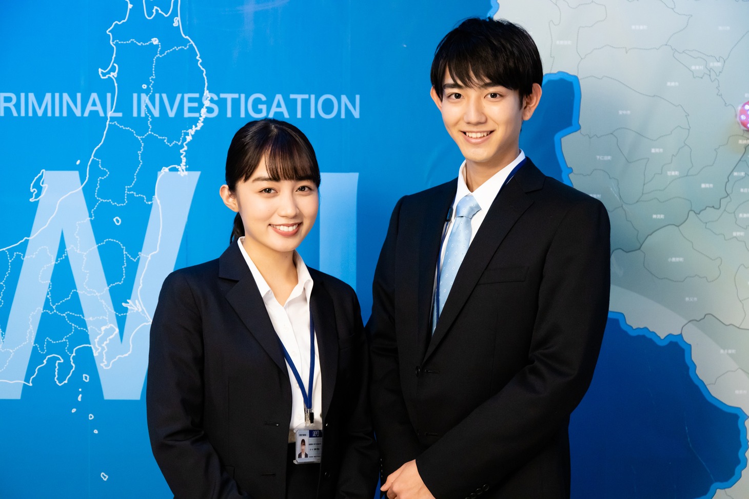 左から黒木ひかり、駒木根葵汰。