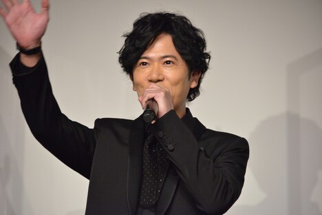 ライブビューイングで観ている観客に手を振る稲垣吾郎。