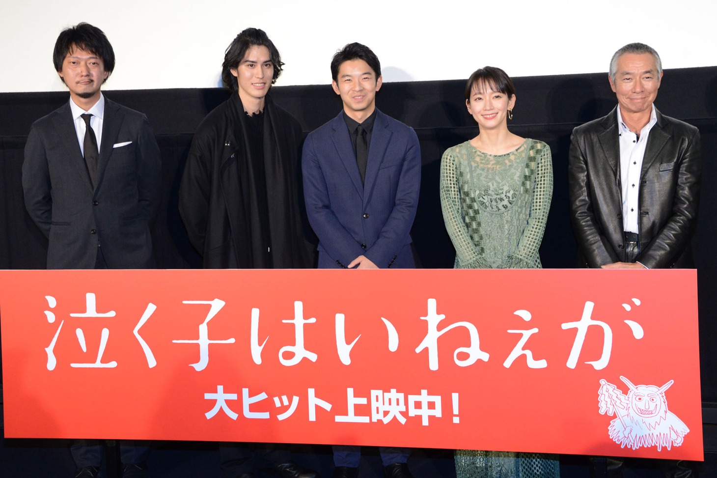 「泣く子はいねぇが」公開記念舞台挨拶にて、左から佐藤快磨、寛一郎、仲野太賀、吉岡里帆、柳葉敏郎。