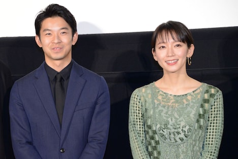 左から仲野太賀、吉岡里帆。