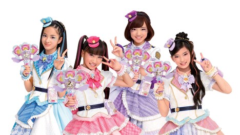 左から山下結衣演じる青瀬コハナ、渡辺未優演じる愛羽ツバサ、山口莉愛演じる紫原サライ、杉浦優來演じる七色ソラ。