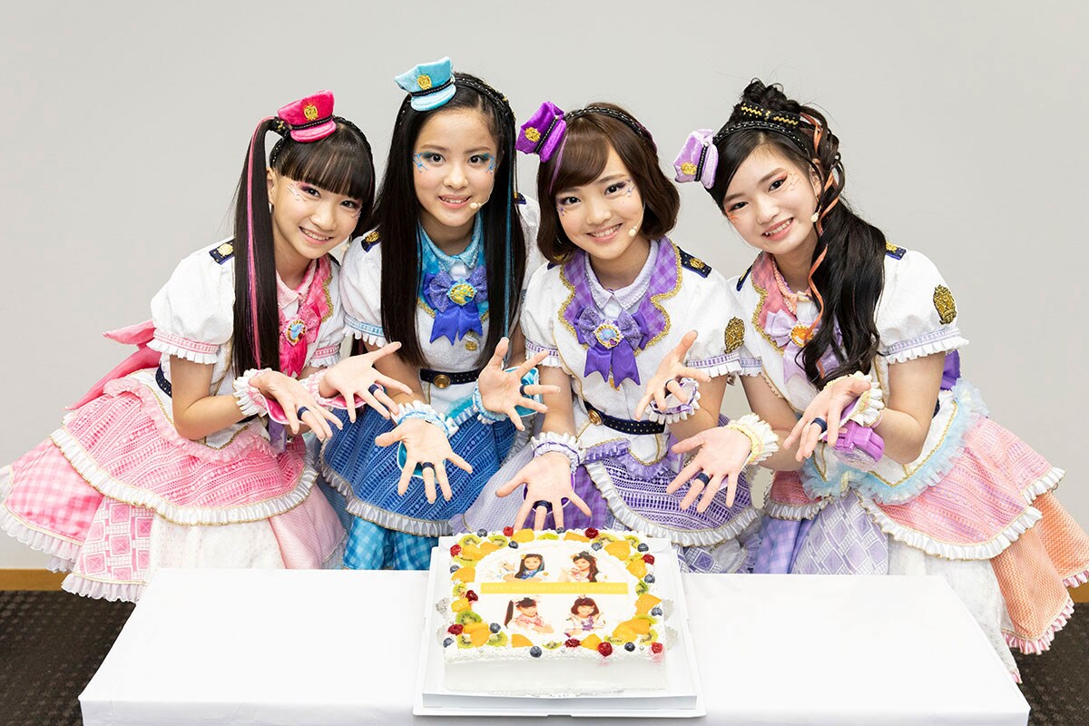 バースデーケーキと一緒に写るラブパトリーナのメンバー。