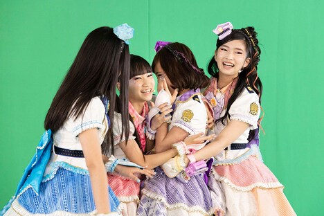 サプライズに感激する山口莉愛(中央右)。