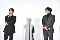 綾野剛（左）に熱視線を送る岡田健史（右）。