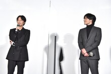 綾野剛（左）に熱視線を送る岡田健史（右）。