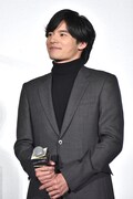 綾野剛と2人で登壇することの喜びを隠しきれない様子の岡田健史。