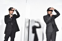 照明の光を手で遮りながら客席を見つめる綾野剛（左）と岡田健史（右）。