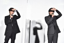 照明の光を手で遮りながら客席を見つめる綾野剛（左）と岡田健史（右）。