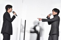 「岡田健史と共演したい役柄」を10個挙げてほしいとねだったが、3個ほどしか言わなかった綾野剛（左）を責める岡田健史（右）。