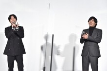 綾野剛（左）の言葉に喜ぶ岡田健史（右）。