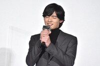 綾野剛の言葉を噛みしめる岡田健史。