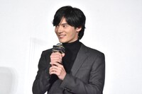 綾野剛の言葉に期待する岡田健史。