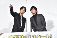 ムービーカメラの位置を綾野剛（左）に教わる岡田健史（右）。