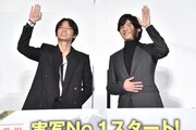 ムービーカメラに手を振る綾野剛(左)と岡田健史(右)。