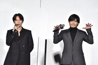 「健史とはゾンビものをやりたいと思います」と話す綾野剛（左）と、すかさずゾンビのポーズをする岡田健史（右）。