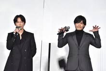 「健史とはゾンビものをやりたいと思います」と話す綾野剛（左）と、すかさずゾンビのポーズをする岡田健史（右）。