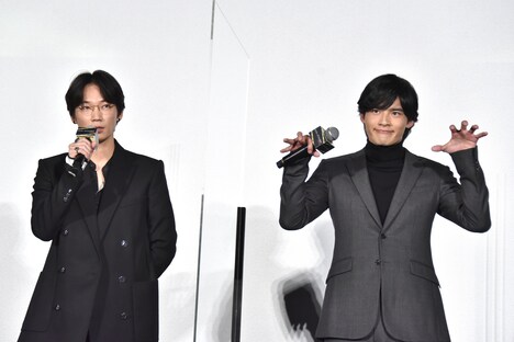 「健史とはゾンビものをやりたいと思います」と話す綾野剛(左)と、すかさずゾンビのポーズをする岡田健史(右)。