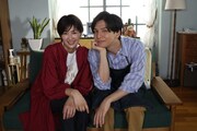 左から吉瀬美智子、生田斗真。
