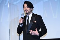 胸ポケットのフィギュアを見せる小田井涼平。