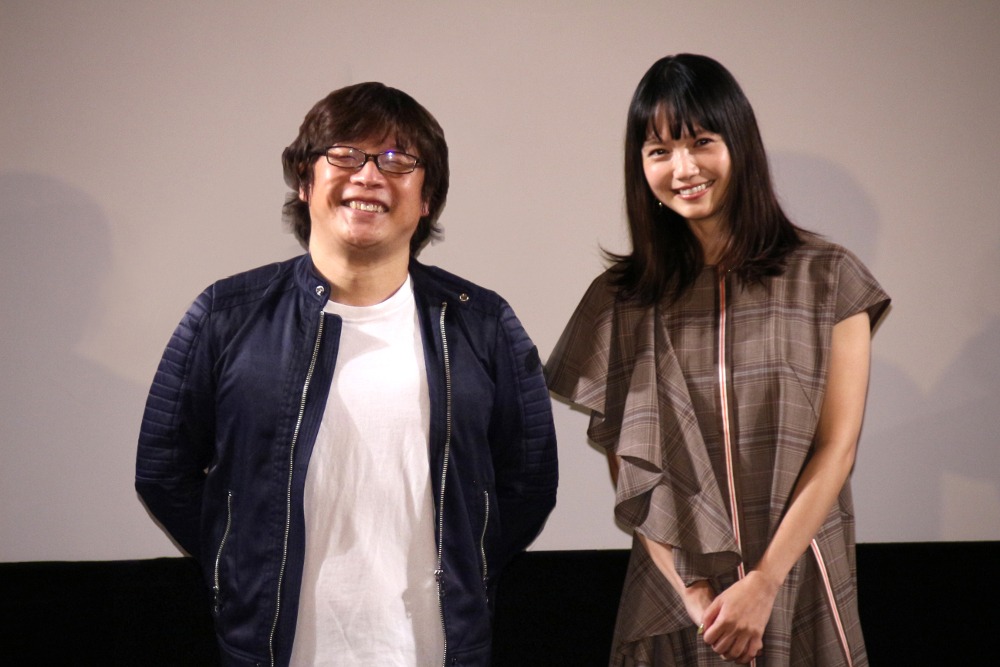 左から三木孝浩、宮崎あおい。