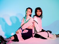 穂志もえか（左）と枝優花（右）。（撮影：土屋純［文化出版局］）