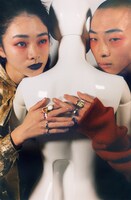 「強く、煌めくロマンティック小物」より。（撮影：フィッシュ・チャン）