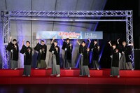 歌舞伎のポーズを取るSnow Man。