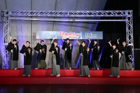 歌舞伎のポーズを取るSnow Man。