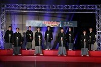 前列左から岩本照、ラウール、目黒蓮、渡辺翔太。後列左から深澤辰哉、向井康二、阿部亮平、宮舘涼太、佐久間大介。