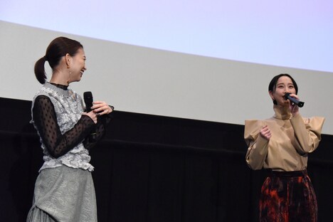 ソラの好きなシーンを語る松井玲奈（右）と、「やっぱり松井さん、熱い！」と笑う森川葵（左）。
