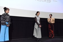 伏せた状態の色紙が運び込まれた時点で「もう無理！」と言い出す松井玲奈（右）。