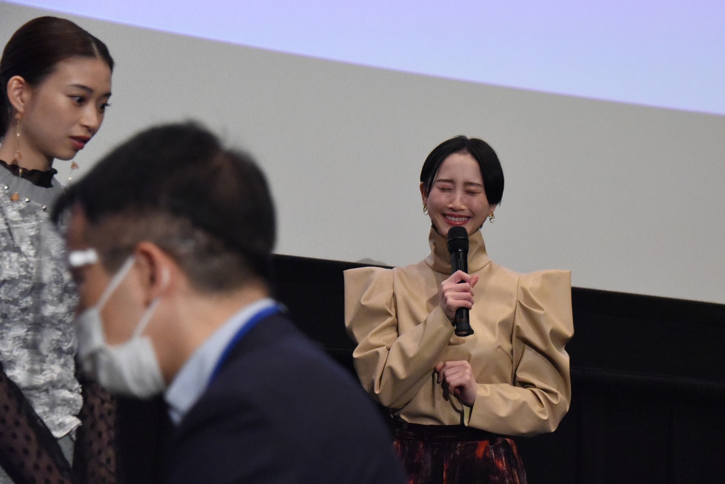 伏せた状態の色紙が運び込まれた時点で「もう無理！」と言い出す松井玲奈（右）。