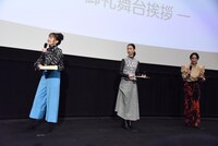 伏せた状態の色紙を渡され、緊張のあまり「色紙の重さじゃないんですけど！」とコメントする百田夏菜子（左）。