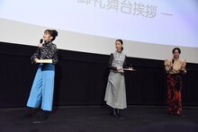 伏せた状態の色紙を渡され、緊張のあまり「色紙の重さじゃないんですけど！」とコメントする百田夏菜子（左）。