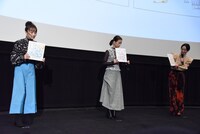 色紙をプレゼントされたキャストたち。