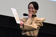 サプライズプレゼントの色紙に感激する松井玲奈。