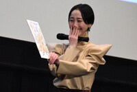 サプライズプレゼントの色紙に感激する松井玲奈。