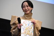 サプライズプレゼントの色紙に感激し、目を潤ませる松井玲奈。