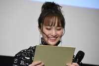 サプライズプレゼントの色紙に感激する百田夏菜子。