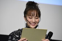 サプライズプレゼントの色紙に感激する百田夏菜子。