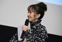 色紙を抱きしめる百田夏菜子。