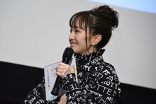 色紙を抱きしめる百田夏菜子。